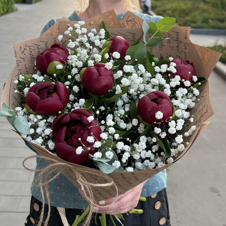 Пионы с гипсофилой и эвкалиптом