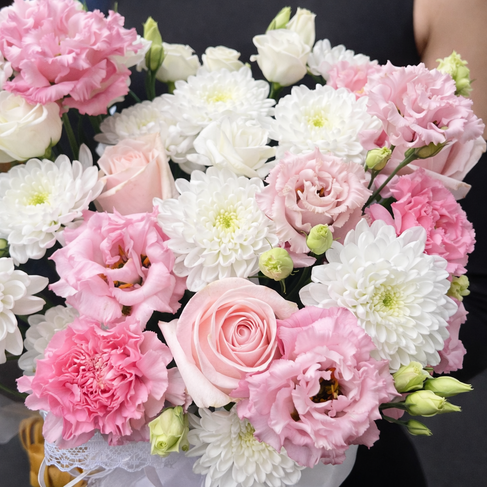 Композиция из роз, эустомы и кустовых хризантем в корзине - РИМСКАЯ РОЗА фото №4