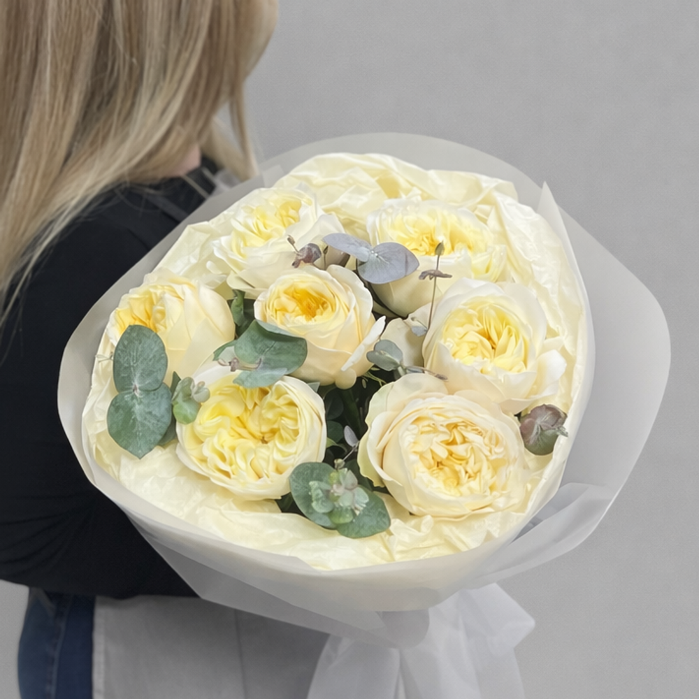 Букет из пионовидных роз Фатима Эквадор с эвкалиптом 7 штук - РИМСКАЯ РОЗА фото №2