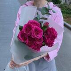 Букет из кустовых роз с эвкалиптом в матовой упаковке