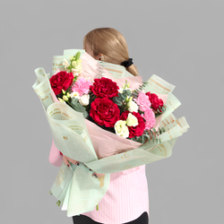 Букет из пионовидных роз, диантусов и эустомы в дизайнерской упаковке - РИМСКАЯ РОЗА фото №1