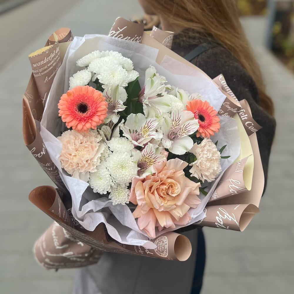 Букет из хризантем, гербер, роз и альстромерии в шоколадной упаковке - РИМСКАЯ РОЗА фото №1