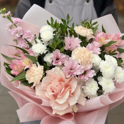 Букет из хризантем, французской розы, альстромерий и маттиолы - РИМСКАЯ РОЗА фото №4