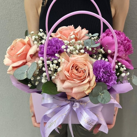 Композиция из гипсофилы, пиона, роз и диантуса