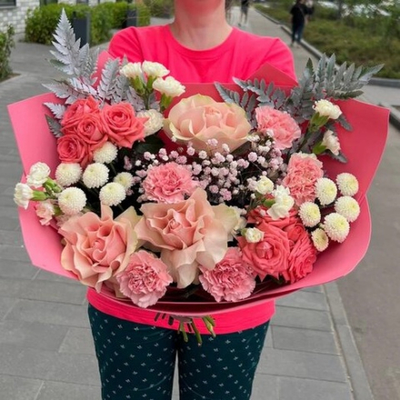 Букет из кустовых роз, хризантемы, французских роз, гипсофилы и диантусов