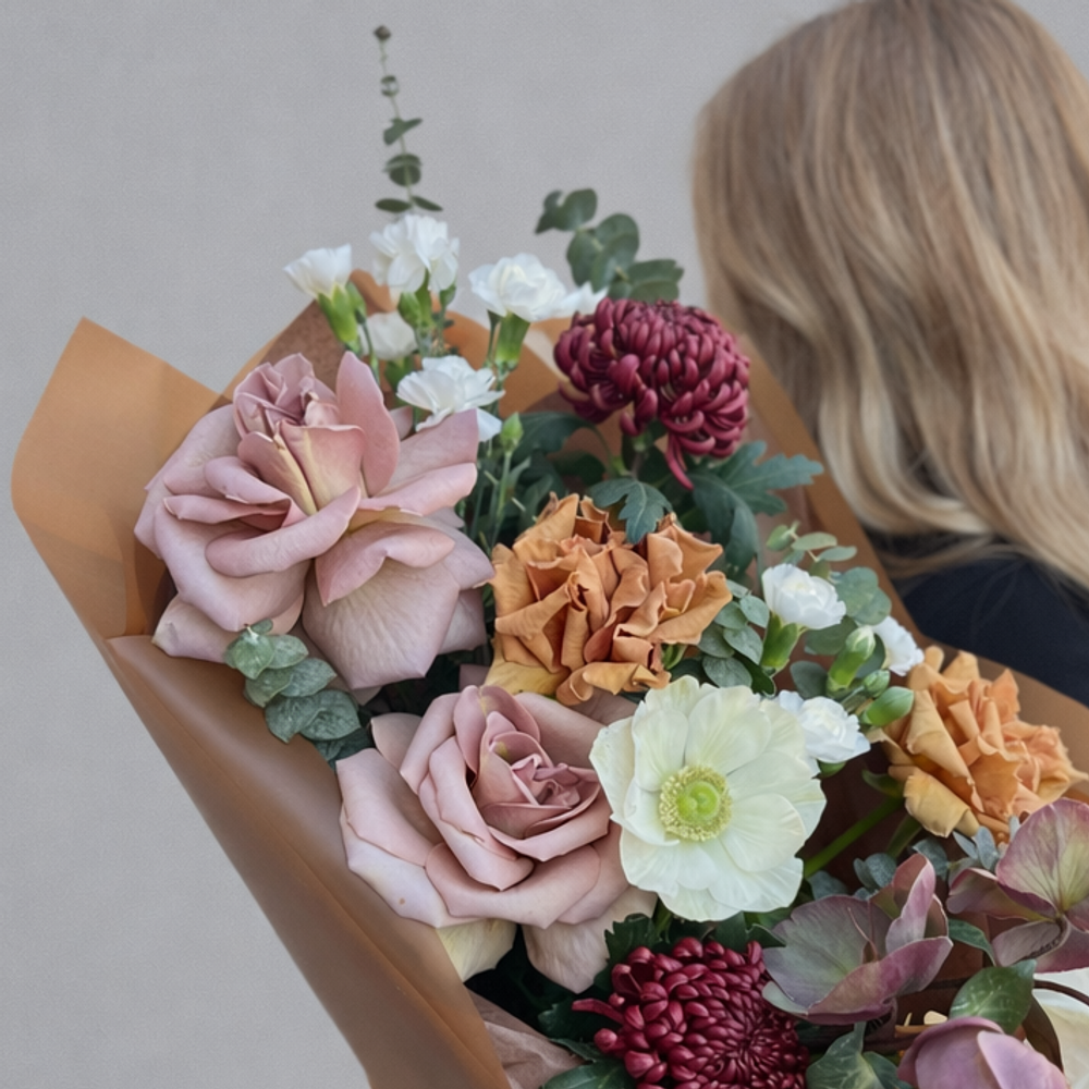 Букет из французских роз, антуриума, анемона и хризантем бигуди в шоколадной упаковке - РИМСКАЯ РОЗА фото №5