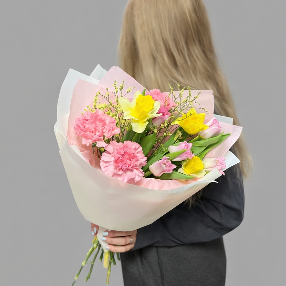 Букет из нарциссов, тюльпанов и диантусов в матовой упаковке - РИМСКАЯ РОЗА фото №2