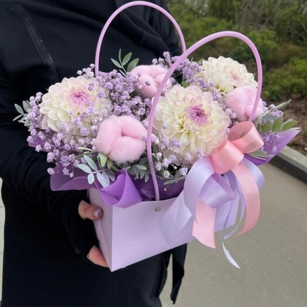 Георгины в сумочке с гипсофилой и хлопком