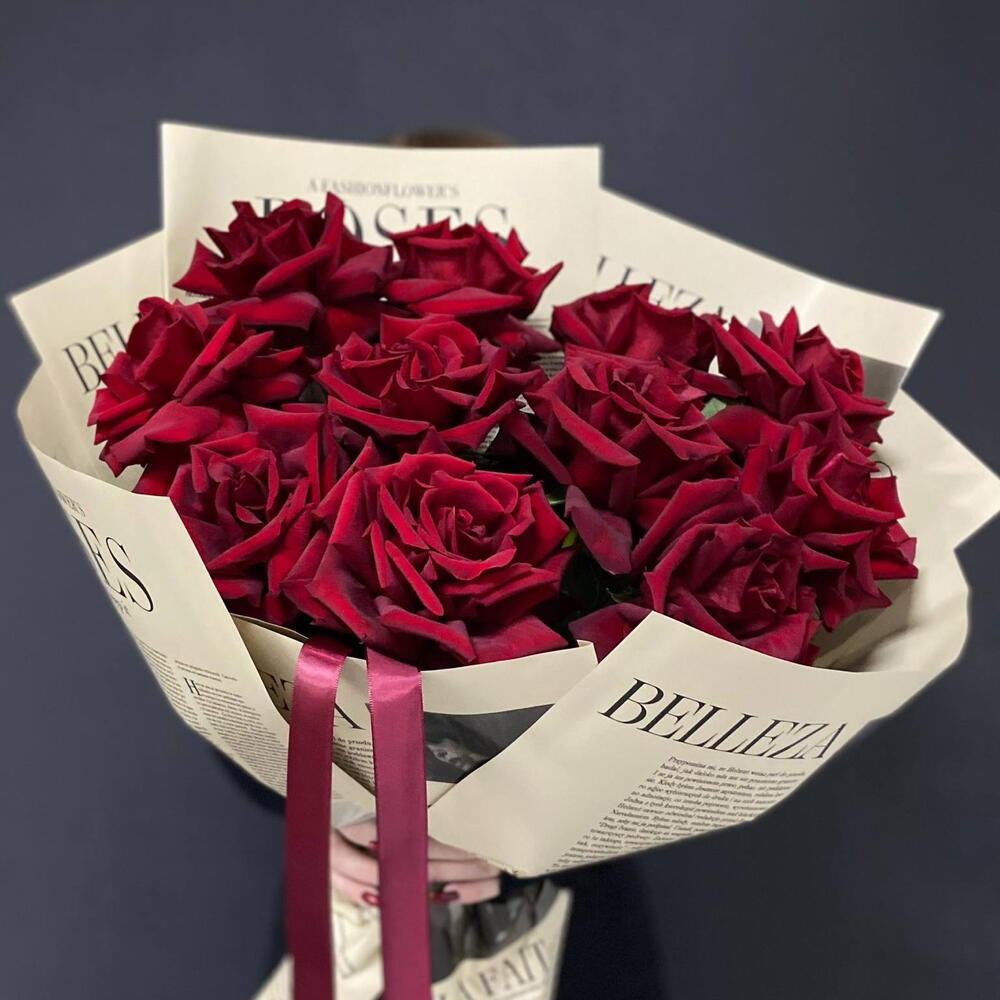 Букет из французских красных роз 11 штук в дизайнерской упаковке - РИМСКАЯ РОЗА фото №5