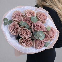 Букет из эквадорских роз Amnesia с эвкалиптом в дизайнерской упаковке - РИМСКАЯ РОЗА фото №1