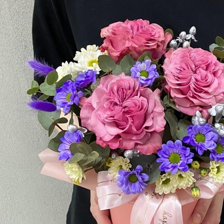 Пионовидные розы в коробке с сантини