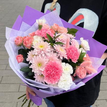 Букет из хризантем, кустовых роз и диантусов в фиолетовой упаковке