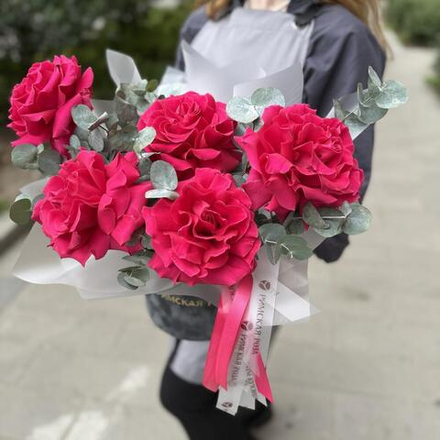 Композиция из больших розовых роз в коробке с эвкалиптом