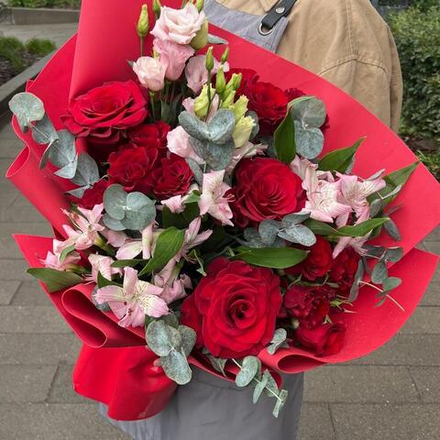 Букет из красных роз, эустомы, кустовых роз и альстромерий