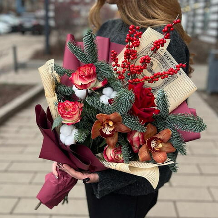 Букет из лапника, орхидей и роз с ягодами илекса