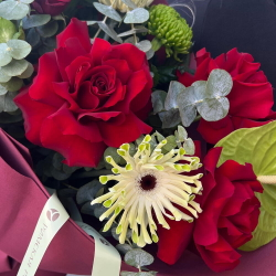 Букет из красных французских роз с герберами, розами veggie и антуриумом - РИМСКАЯ РОЗА фото №6
