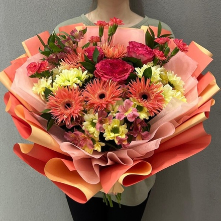 Букет из красных пионовидных роз, Гербер, диантусов и хризантемы