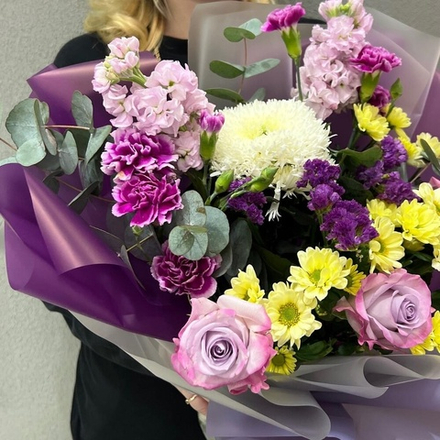 Букет из роз, хризантем и маттиолы