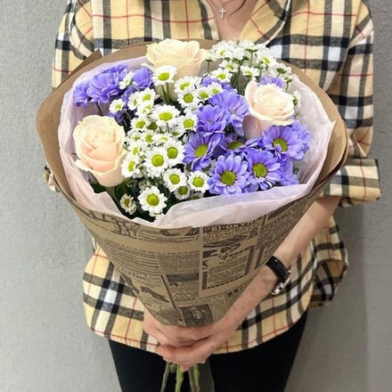 Букет из роз и хризантем в крафте