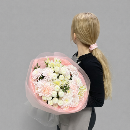 Нежный букет из кустовых хризантем и альстромерий