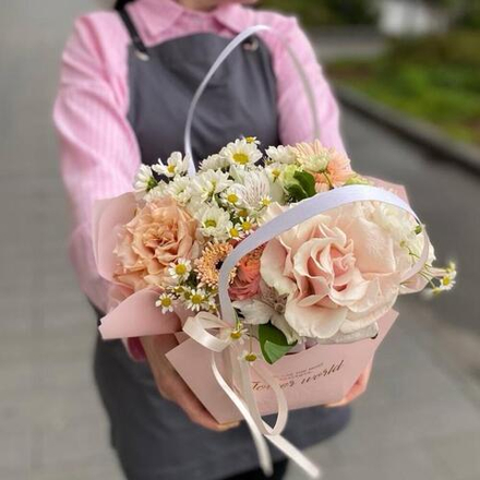 Композиция с розами, ромашками и герберами в сумочке