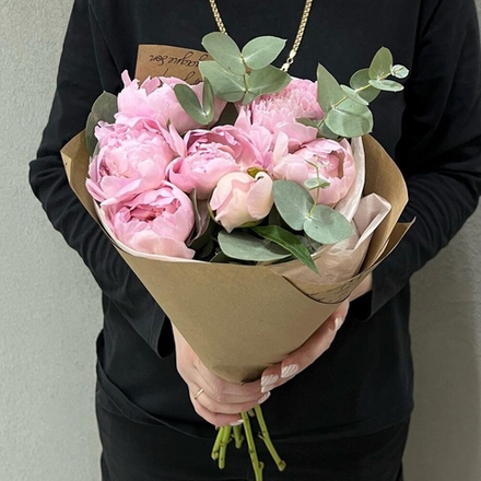 Букет из пионов