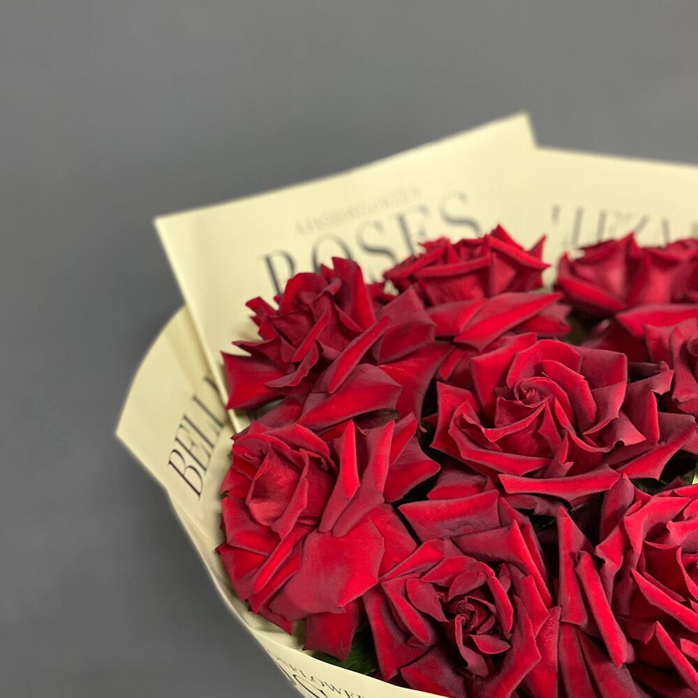 Букет из французских красных роз 11 штук в дизайнерской упаковке - РИМСКАЯ РОЗА фото №6