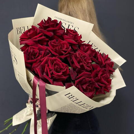 Букет из французских красных роз 11 штук в дизайнерской упаковке