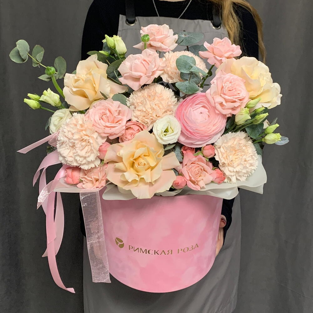 Композиция в коробке с розами, ранункулюсом, эустомой и кустовыми розами - РИМСКАЯ РОЗА фото №1
