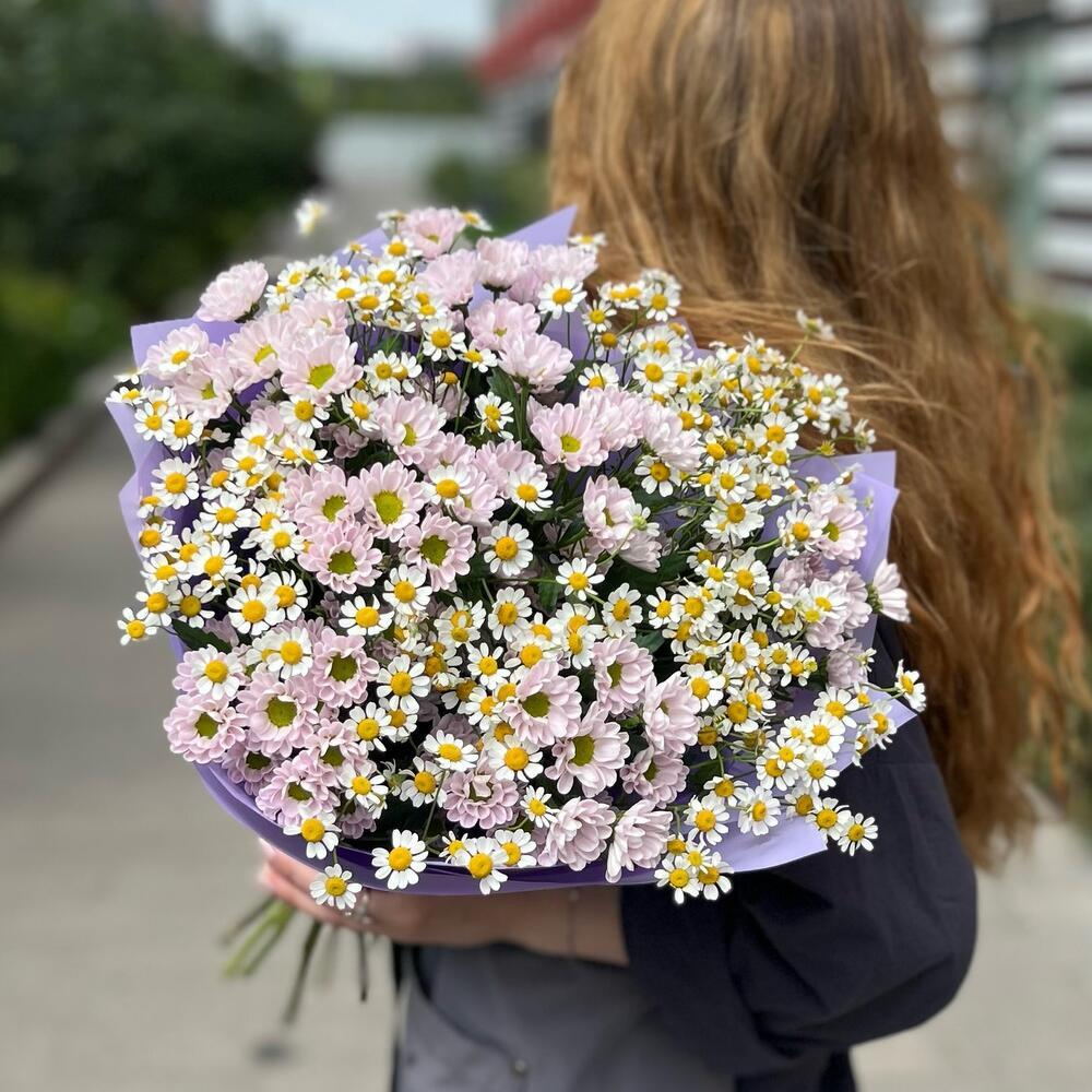 Букет из ромашек и кустовых хризантем - РИМСКАЯ РОЗА фото №1