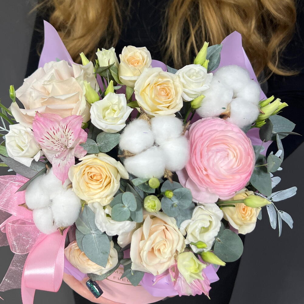 Цветы в коробке с кустовыми розами и ранункулюсом - РИМСКАЯ РОЗА фото №4