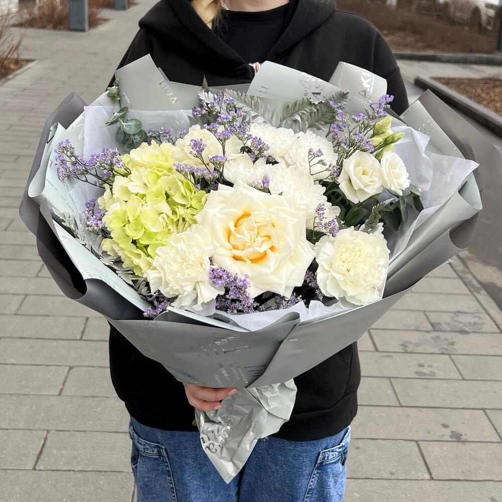 Букет из пионовидной розы, гортензии и хризантем в серебристой упаковке