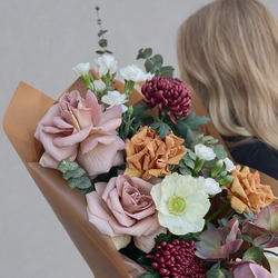 Букет из французских роз, антуриума, анемона и хризантем бигуди в шоколадной упаковке - РИМСКАЯ РОЗА фото №5