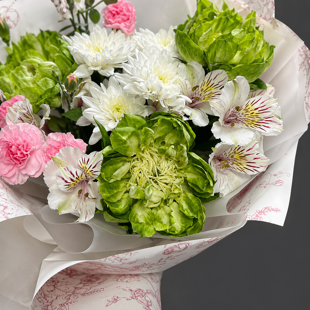 Букет из зеленых роз Вегге с хризантемами и розовыми диантусами - РИМСКАЯ РОЗА фото №4