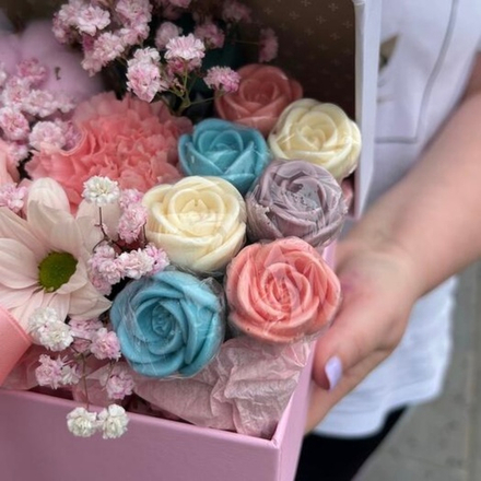 Цветы и шоколадные розы в коробке