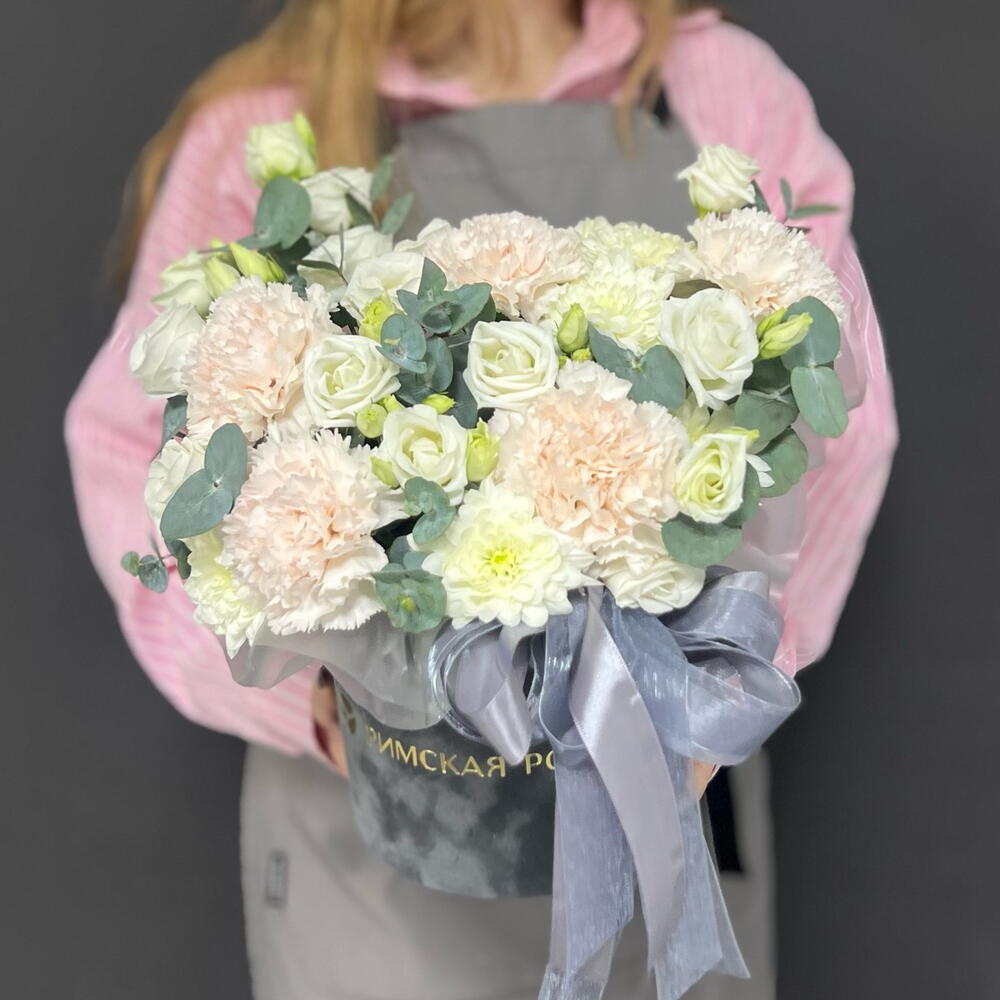 Композиция из белой эустомы с кремовыми гвоздиками и хризантемами в коробке - РИМСКАЯ РОЗА фото №1