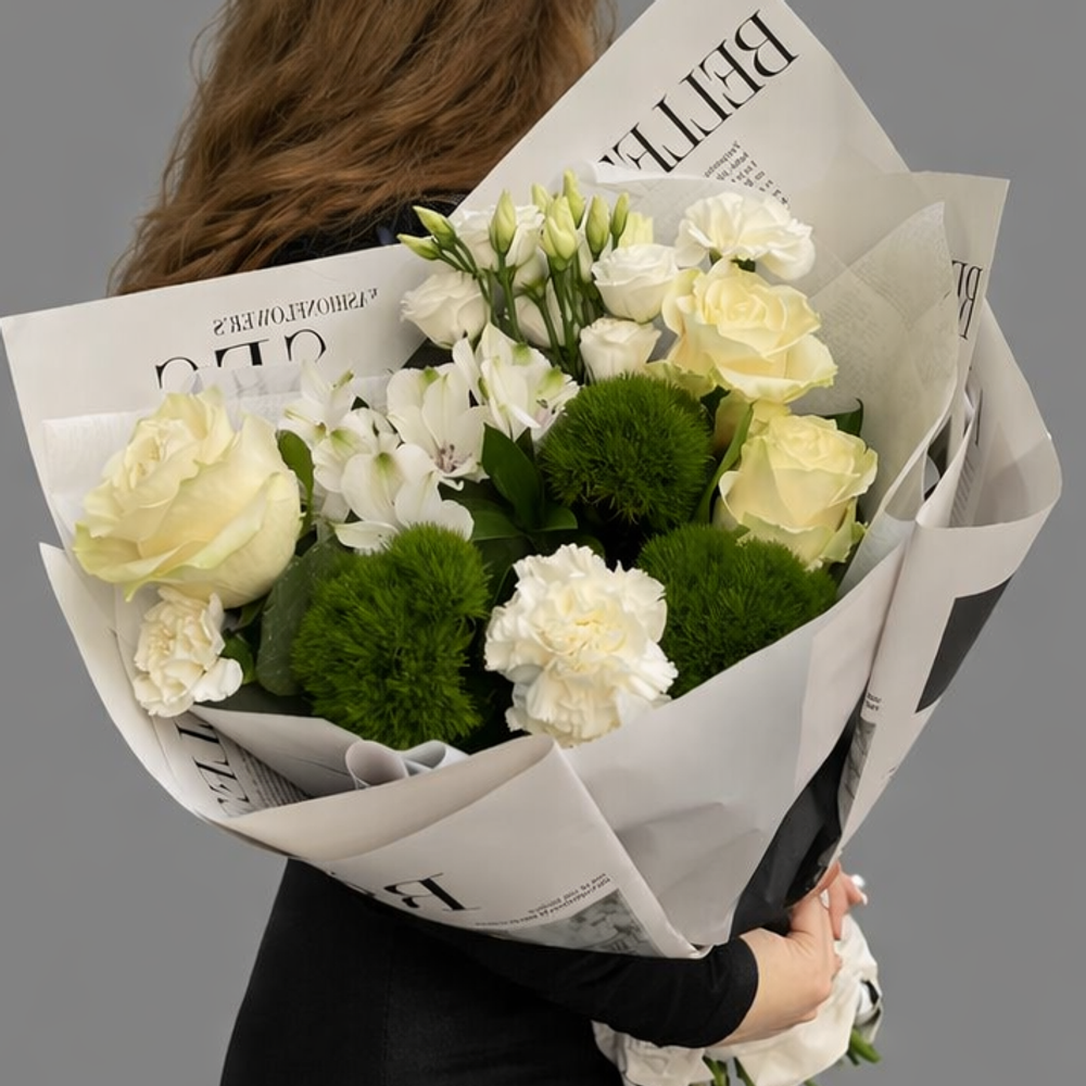 Букет из белых роз, эустомы и альстромерий в дизайнерской упаковке - РИМСКАЯ РОЗА фото №2