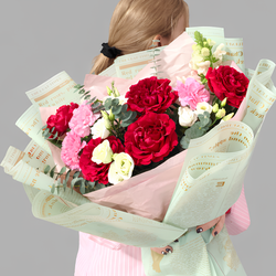 Букет из пионовидных роз, диантусов и эустомы в дизайнерской упаковке - РИМСКАЯ РОЗА фото №2