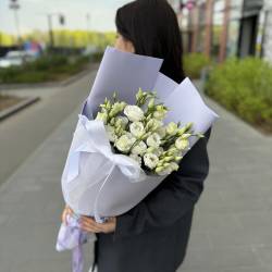 Букет из белой эустомы нежной упаковке - РИМСКАЯ РОЗА фото №1