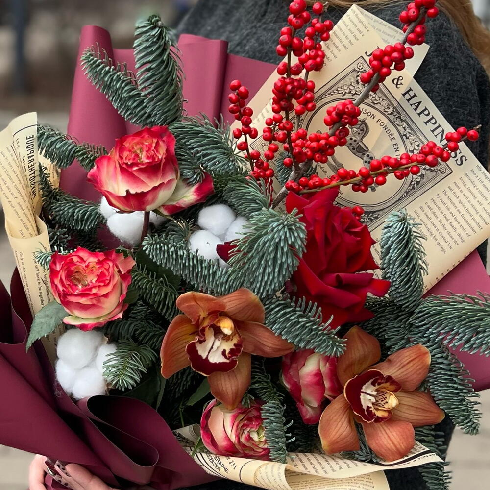 Букет из лапника, орхидей и роз с ягодами илекса - РИМСКАЯ РОЗА фото №4