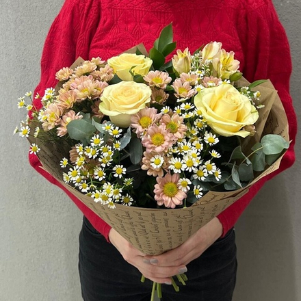 Букет из ромашек, розы и ромашковой сантини в крафте