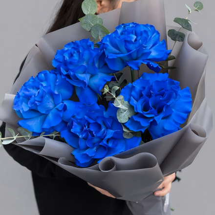Букет из синих французских роз с эвкалиптом