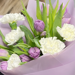 Букет из фиолетовых тюльпанов и гвоздик - РИМСКАЯ РОЗА фото №4