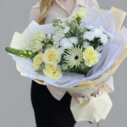 Кремовый букет из кустовых роз, гербер, хризантемы сантини и гвоздик - РИМСКАЯ РОЗА фото №2