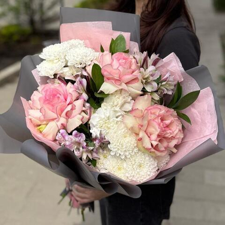 Букет из французских роз, хризантем и альстромерий