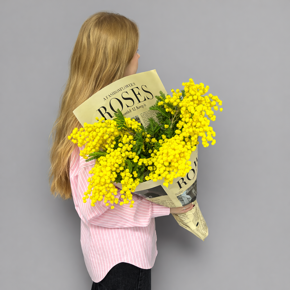 Монобукет из мимозы в дизайнерской упаковке