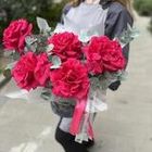 Композиция из больших розовых роз в коробке с эвкалиптом