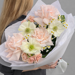 Букет из французских роз, анемонов и кустовых ромашек - РИМСКАЯ РОЗА фото №2