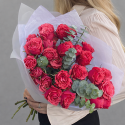 Букет из красных кустовых пионовидных роз с эвкалиптом в матовой упаковке - РИМСКАЯ РОЗА фото №1