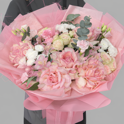 Большой букет из французских и кустовых роз, хризантем и эустомы в розовой упаковке - РИМСКАЯ РОЗА фото №2